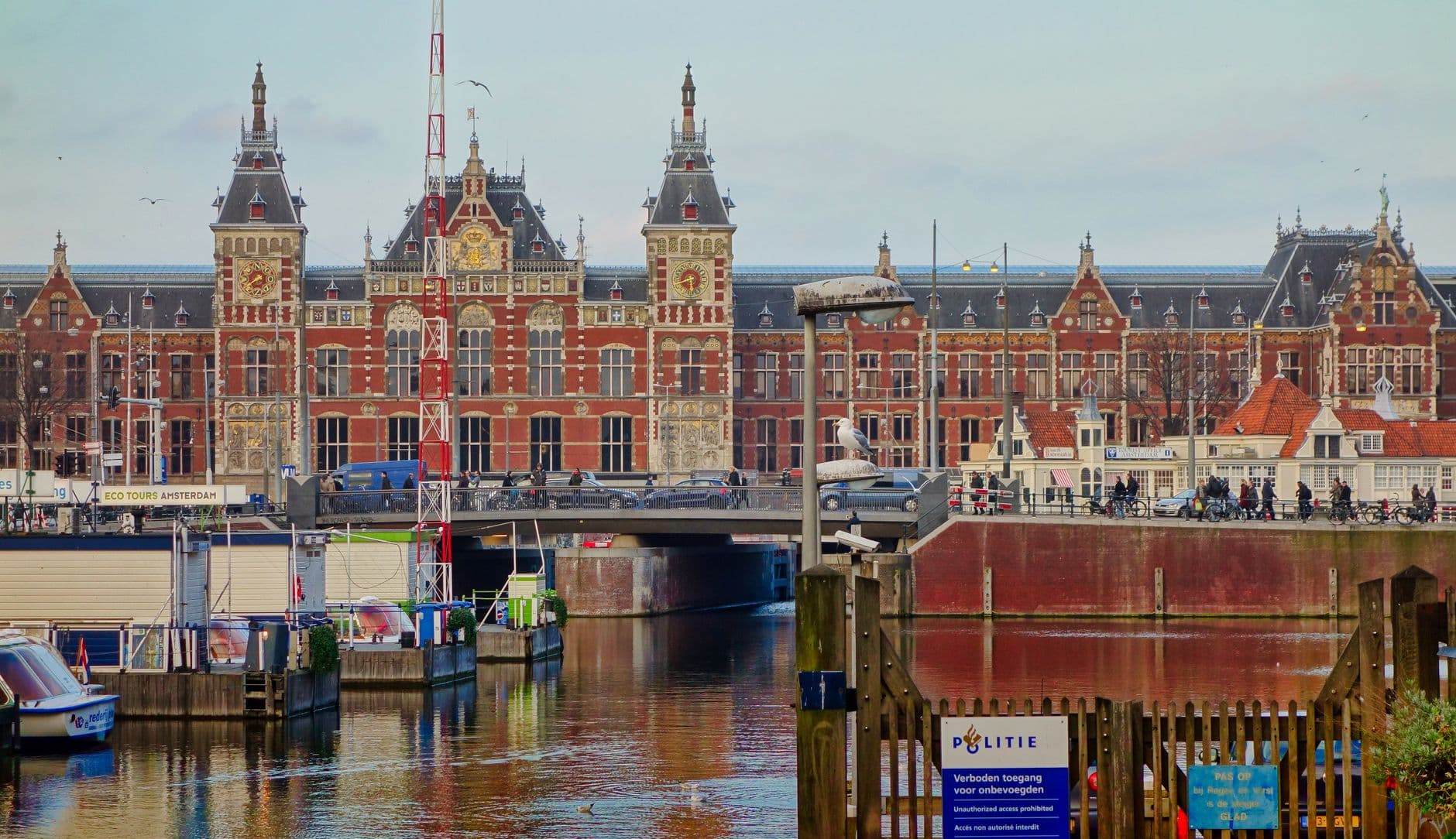 https://cdn.holicay.com/uploads/1782809232045-b855b2eb-34a8-4320-8050-e9f33a94e9b0-amsterdam-2.jpg