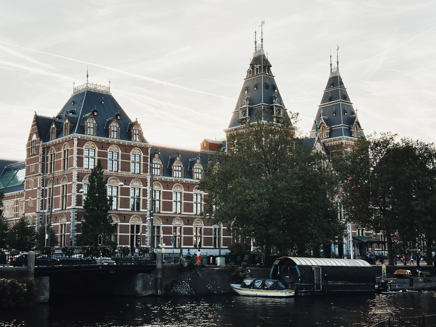 https://cdn.holicay.com/uploads/1782809677179-0bd4e62c-520c-4865-8266-36b500251636-amsterdam-3.jpg