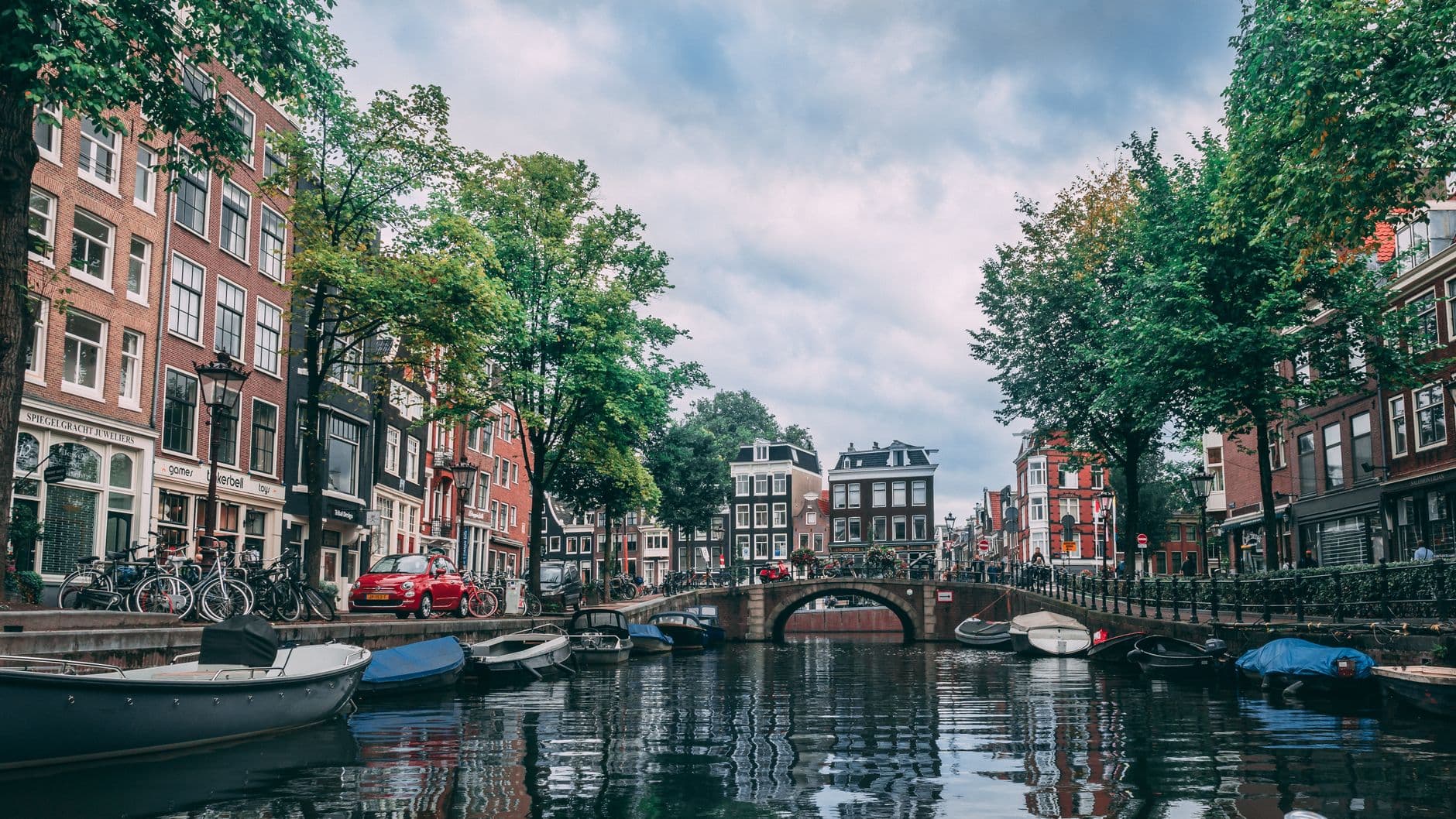 https://cdn.holicay.com/uploads/1782809999615-90a7c913-be6a-4268-b4db-e7235d7052ff-amsterdam-2.jpg