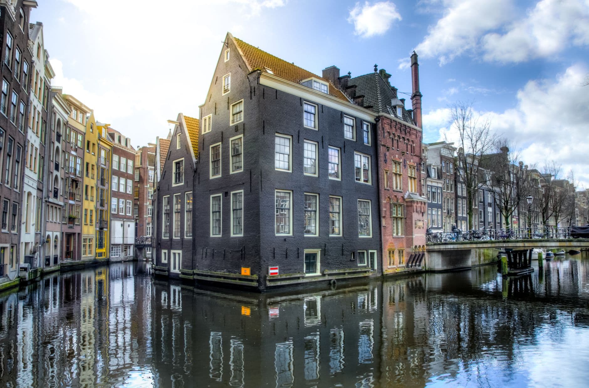 https://cdn.holicay.com/uploads/1782810130305-c01f8bc3-fc51-4373-8b73-6c3b70a2bff4-amsterdam-1.jpg
