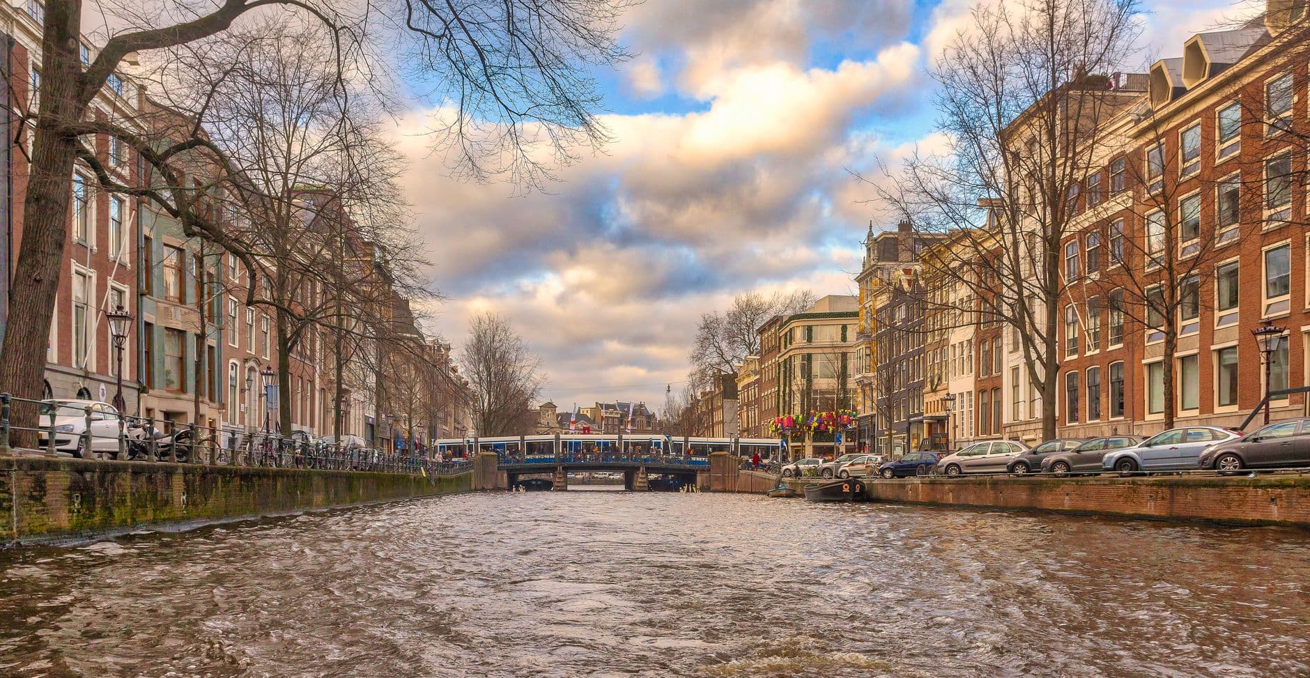 https://cdn.holicay.com/uploads/1782810292354-d2b2f877-d041-4ff6-842a-813a57f9dc11-amsterdam-3.jpg