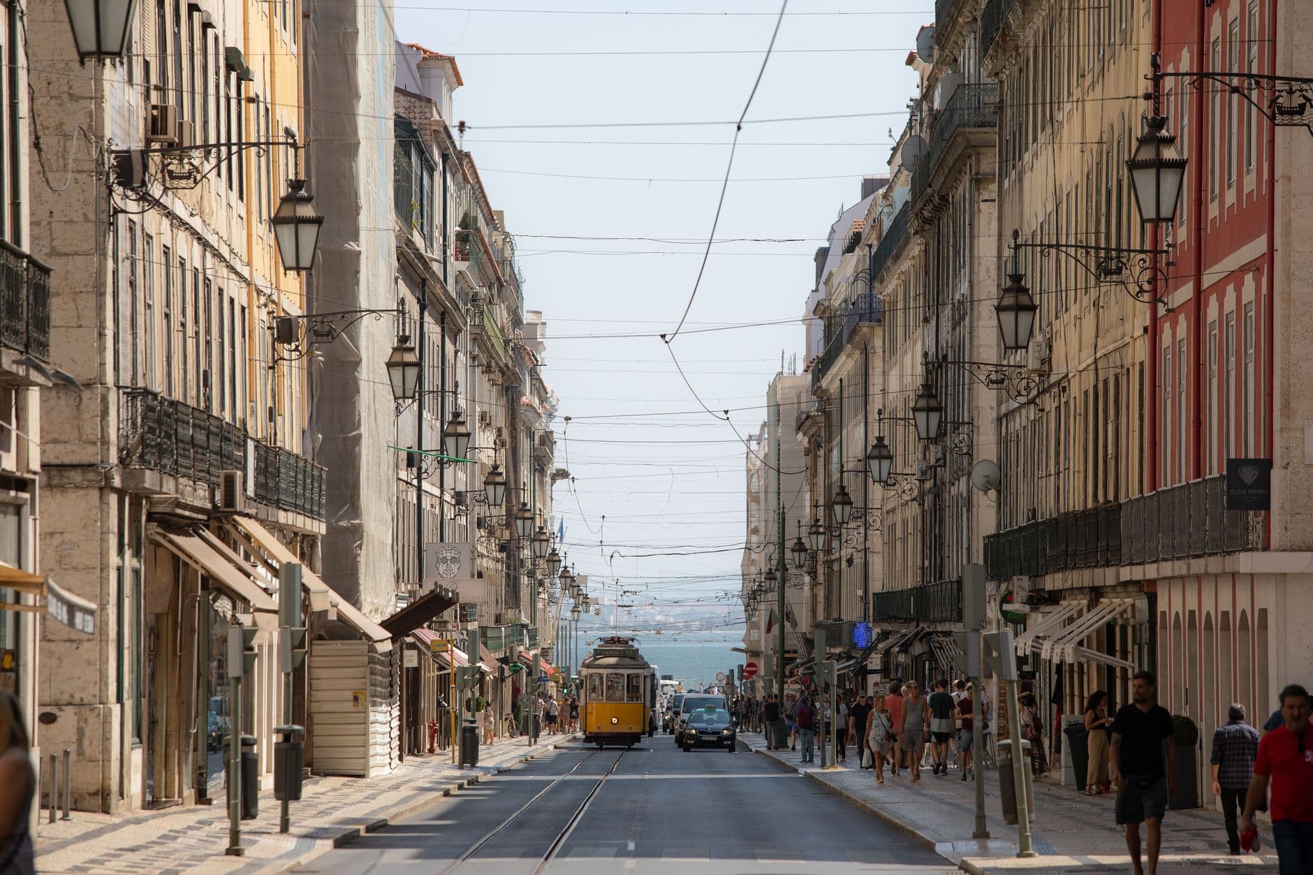 https://cdn.holicay.com/uploads/1784295127756-f38de136-1ccd-430c-b6f4-7181cec7cd60-lisbon-2.jpg