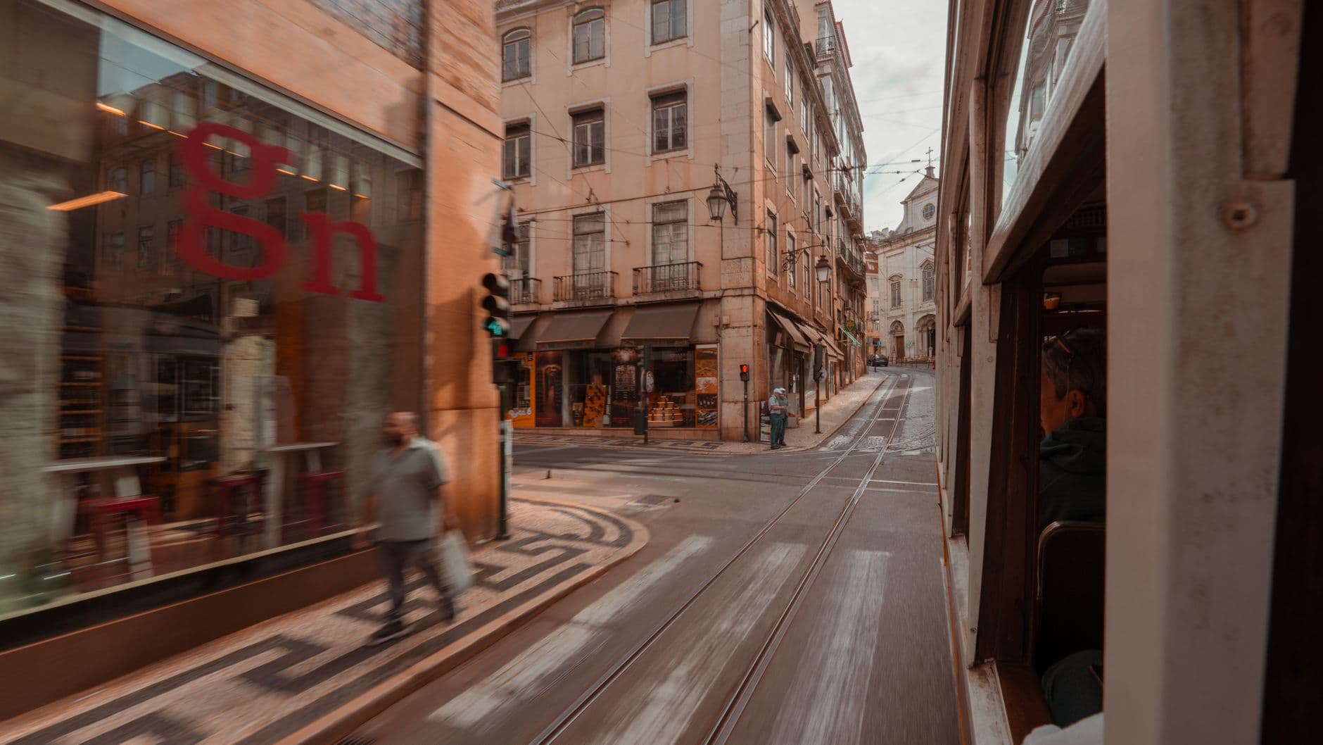 https://cdn.holicay.com/uploads/1784296125717-275455d9-8250-4810-9153-886df4b39cc8-lisbon-1.jpg